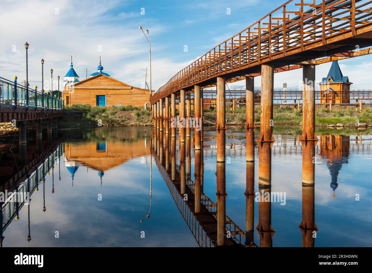 Sibirische Stadt Anadyr, Fußgängerbrücke, Provinz Chukotka, russischer Fernost Stockfoto