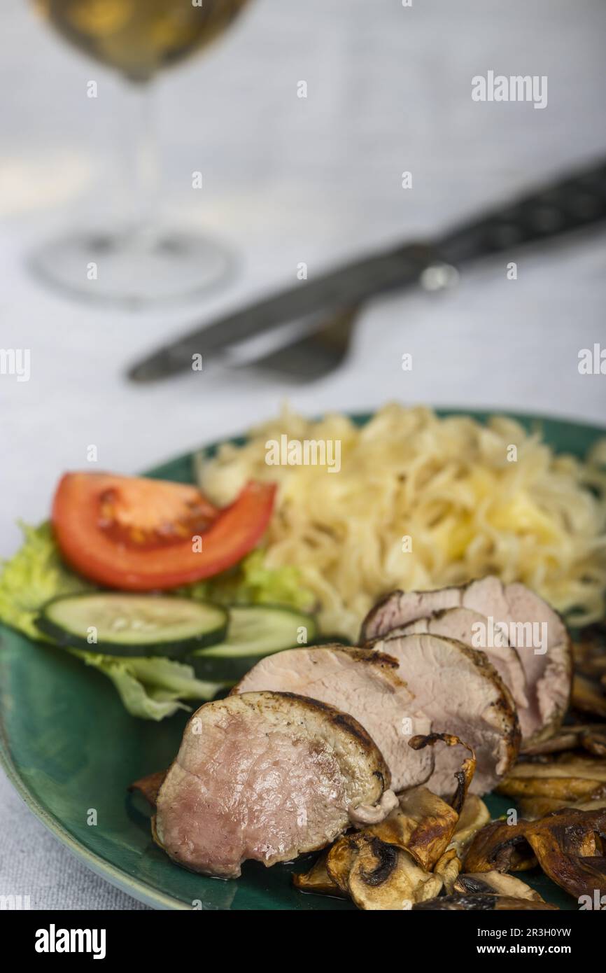 Schweinefilet mit Pilzcreme-Sauce Stockfoto