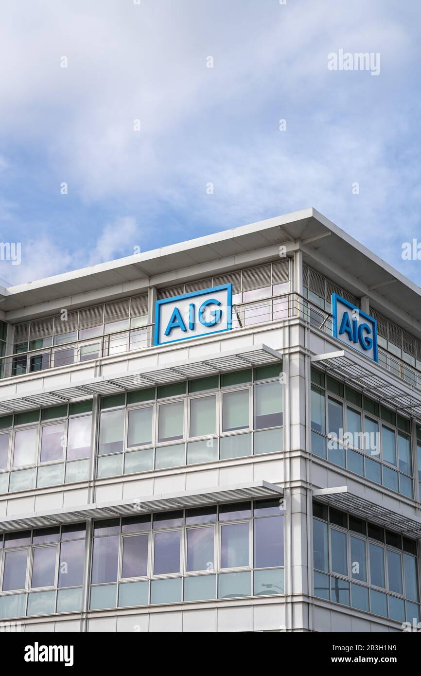 Dublin Docklands, Dublin 1, Irland, 29. März 2023. AIG Versicherungsbüro Gebäude mit Blick auf den Fluss Liffey mit bewölktem Himmel darüber Stockfoto