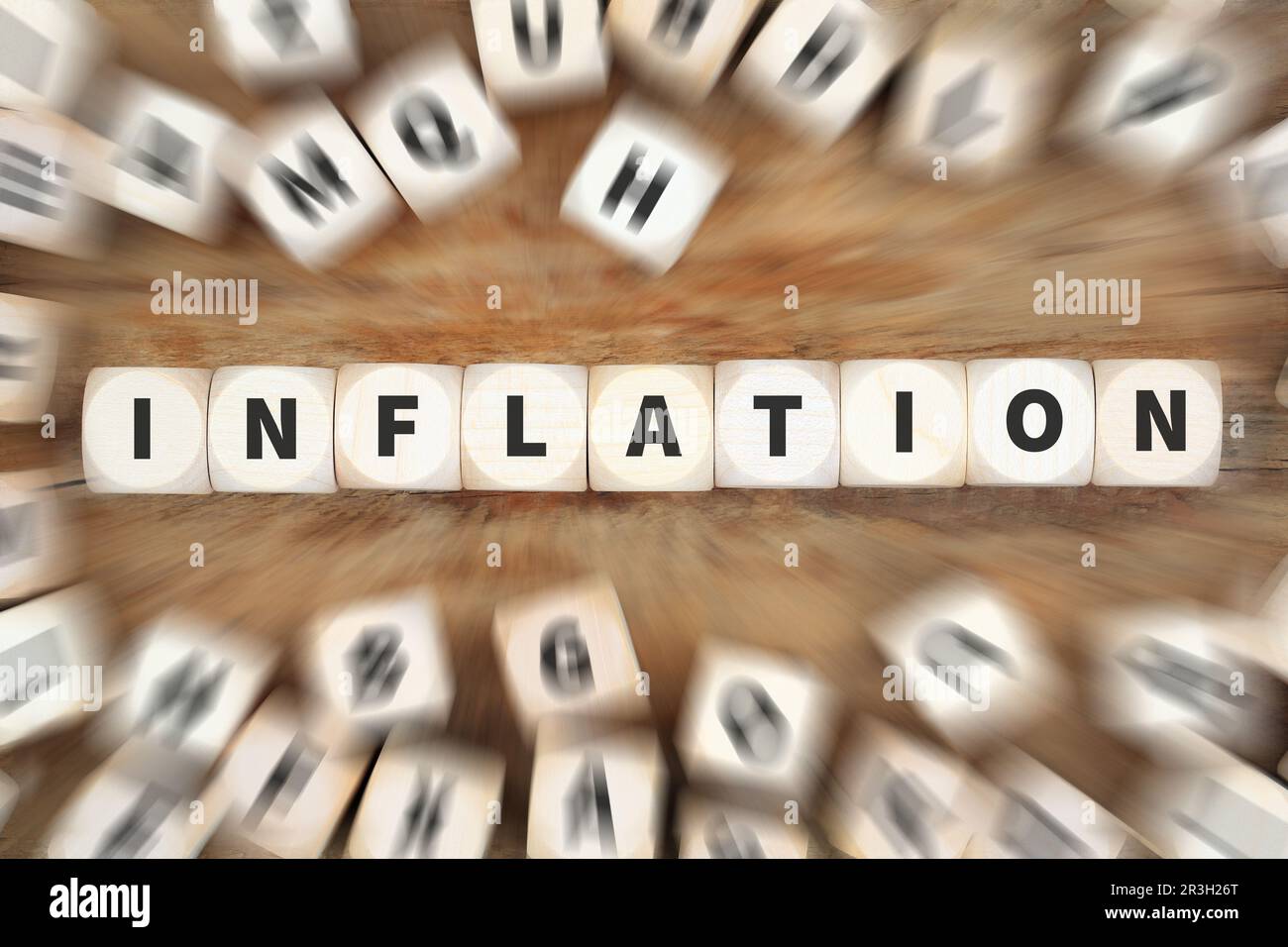 Das Inflationssymbol stellt die Finanzkrise und die wirtschaftliche Geldkrise als Geschäftskonzept mit Cube dar Stockfoto