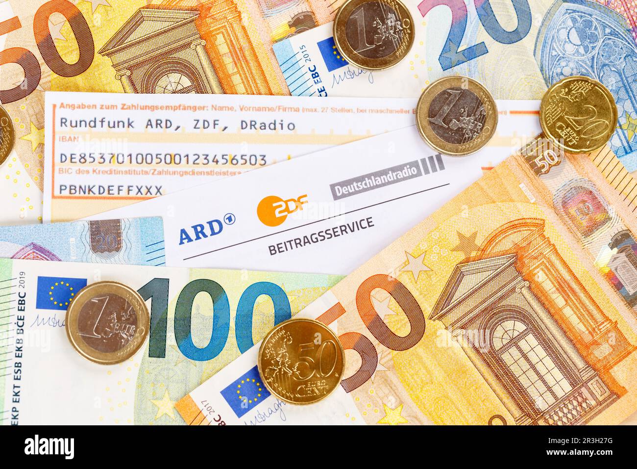 Beitragsdienst von ARD und ZDF Rundfunkgebühr Rundfunkbeitrag GEZ mit Geld in Deutschland Stockfoto