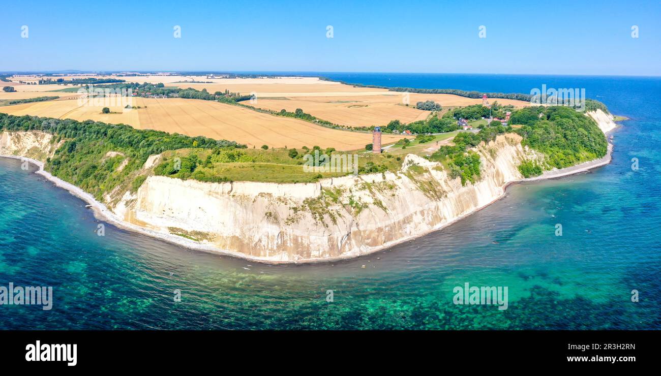 Blick auf Kap Arkona auf der Insel Rügen Panorama auf die Ostsee mit Leuchtturm und Kreideklippen in Deutschland Stockfoto