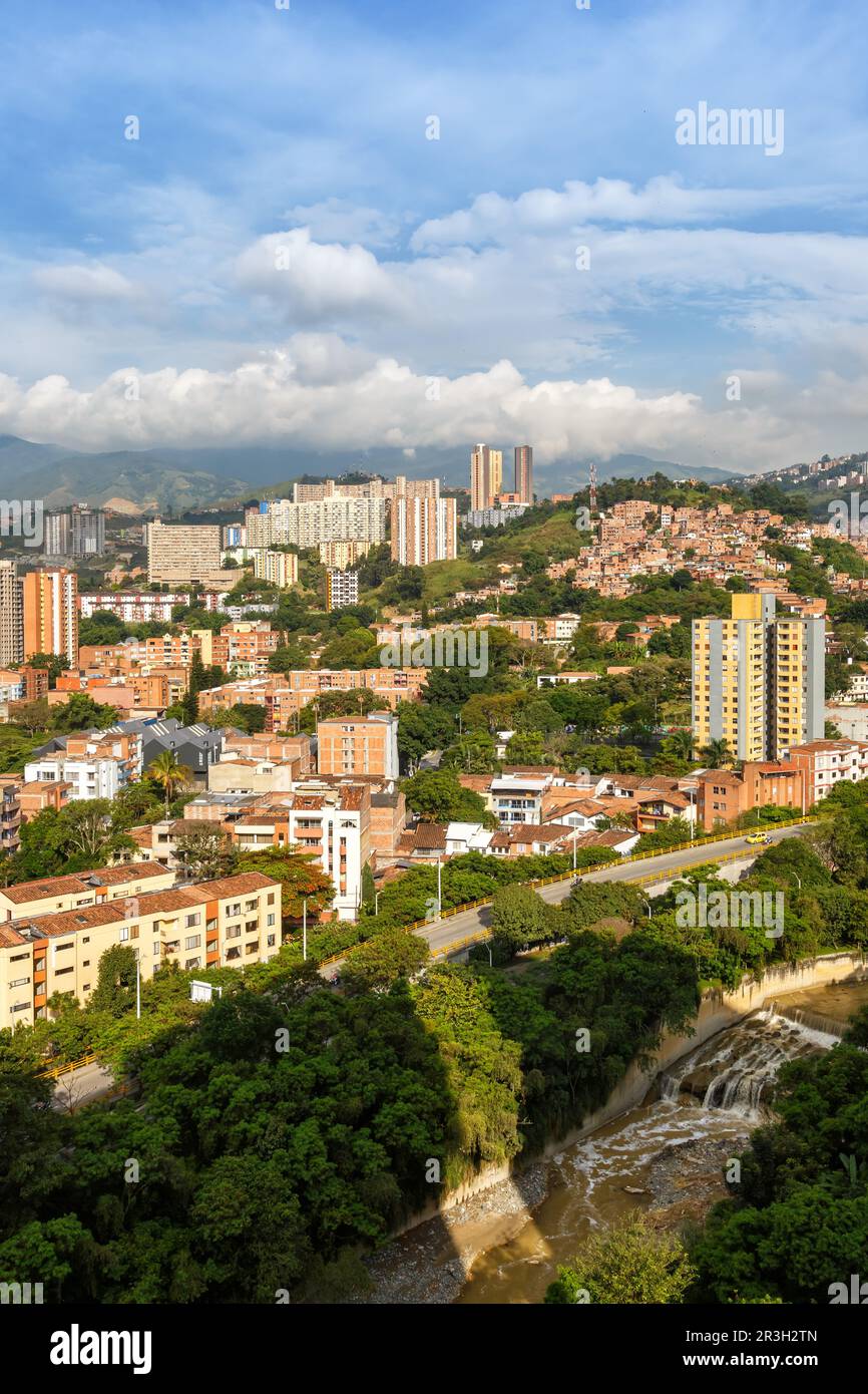 Medellin Stadtführung mit Blick auf das Porträt der Viertel Robledo und Los Colores in Kolumbien Stockfoto