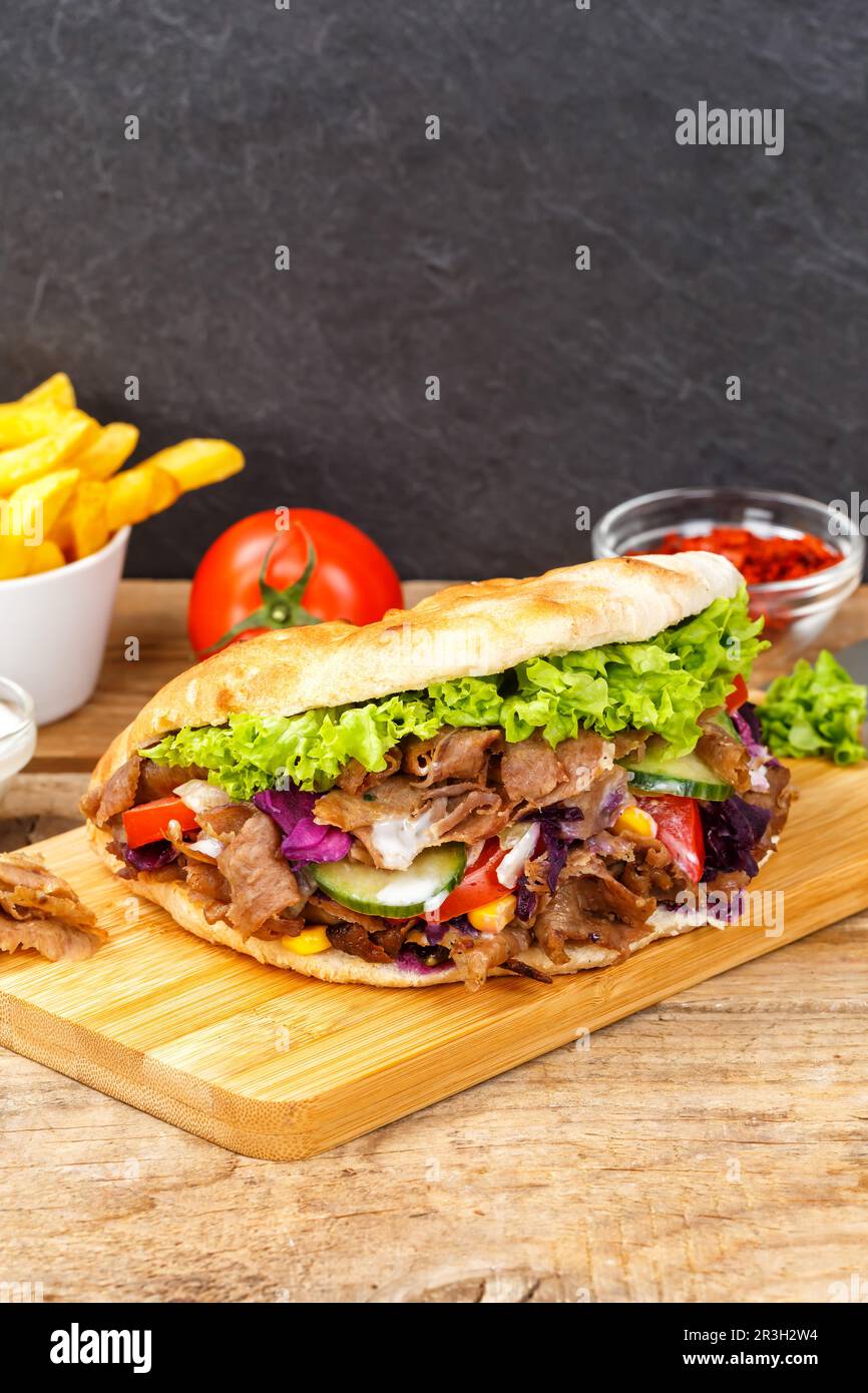 Döner Kebab Döner Kebap Fast Food-Menü mit Pita-Brot und Pommes Frites ...