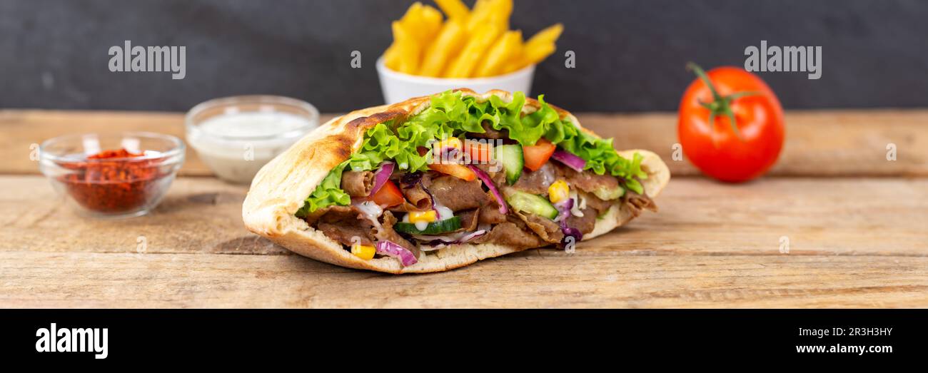 Döner Kebab Döner Kebap Fast Food-Menü mit Pita-Brot und Pommes Frites ...