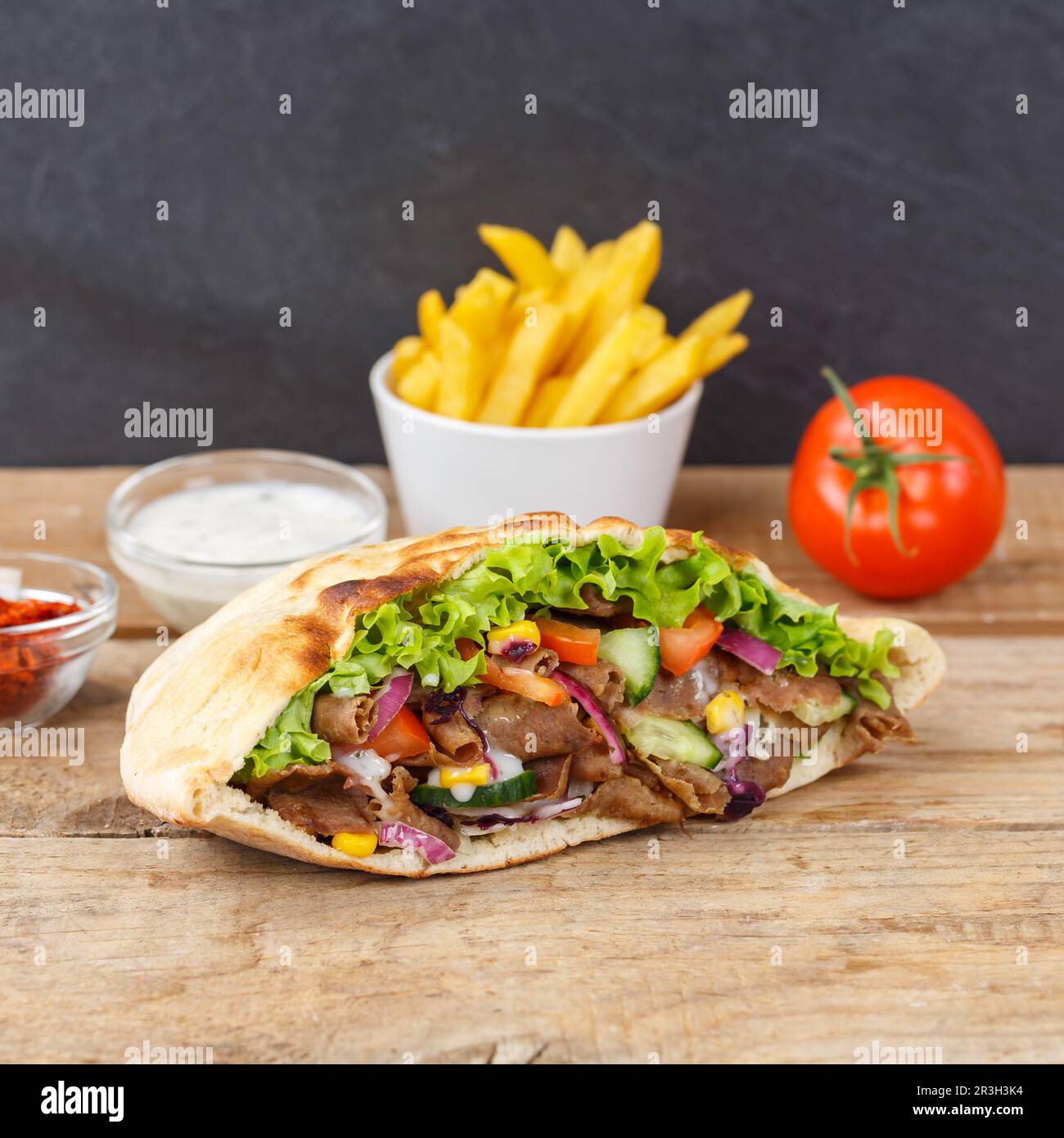 Döner Kebab Döner Kebap Fast Food-Menü mit Pita-Brot und Pommes Frites ...
