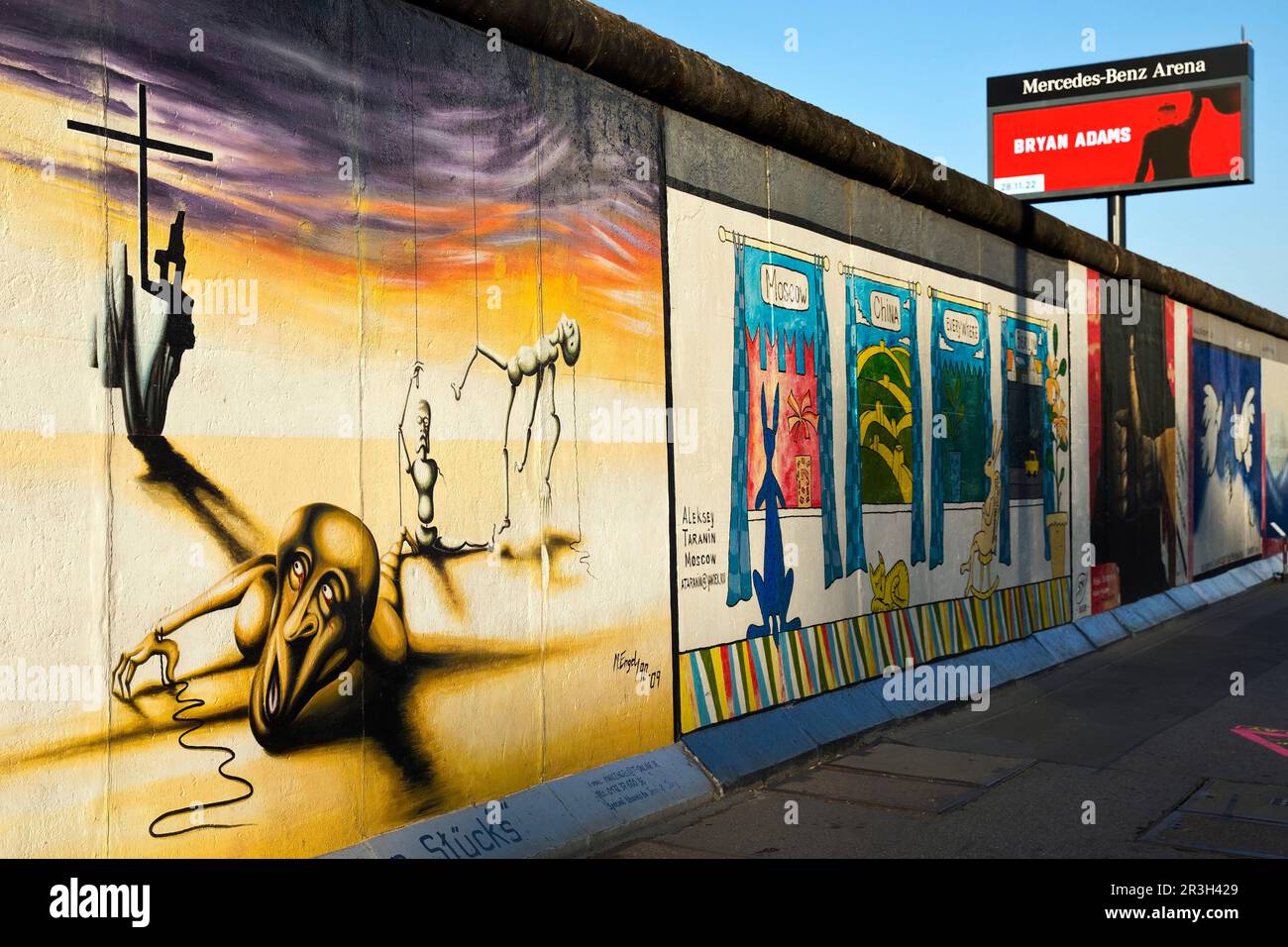 Wandmalerei von Marc Engel auf einem Überbleibsel der Berliner Mauer, East Side Gallery, Berlin, Deutschland Stockfoto