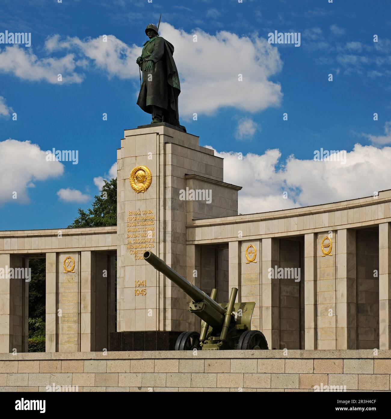 Sowjetisches Kriegsdenkmal mit der Statue des Soldaten der Roten Armee von Lew Kerbel im Tiergarten, Berlin Stockfoto