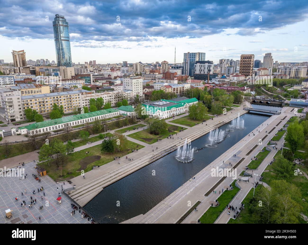 Ufer des zentralen Teiches und Plotinka. Das historische Zentrum der Stadt Jekaterinburg, Russland, Sonnenuntergang im Frühling oder Sommer. Luftaufnahme Stockfoto