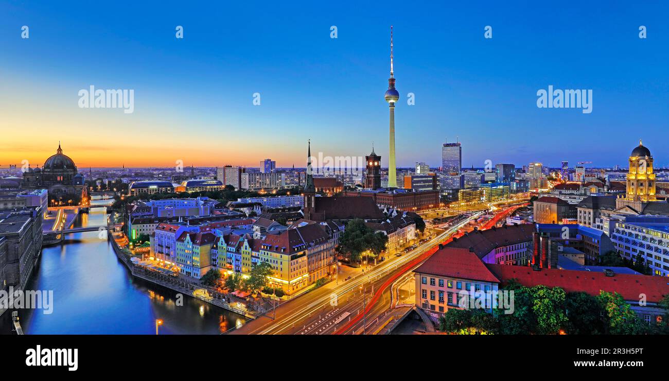 Stadtpanorama mit Spree, Dom, Nikolaiviertel, rotem Rathaus und Fernsehturm, Berlin, Deutschland Stockfoto