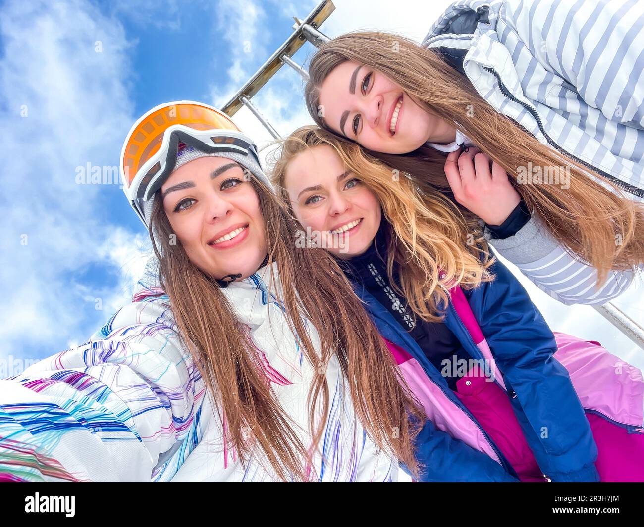 Eine Gruppe glücklicher Freunde, Skifahrer, die Selfie-Wanderungen in den Bergen machen. Lächelnde Mädchen machen Selfie in Skikleidung auf Snow Mountain. Restin Stockfoto