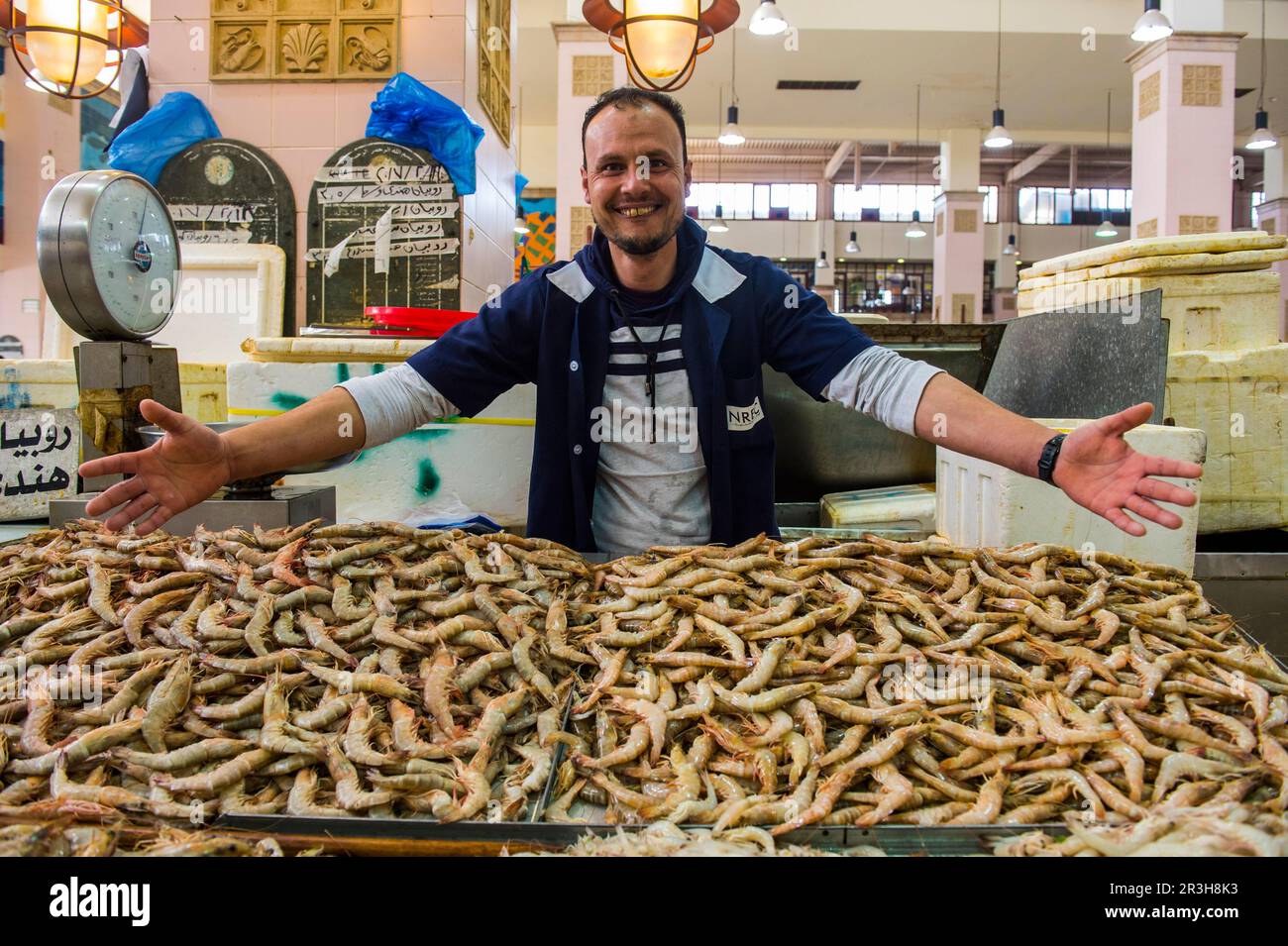 Einheimischer Fischer, der seinen Fisch zeigt, Fischmarkt, Kuwait City, Kuwait Stockfoto