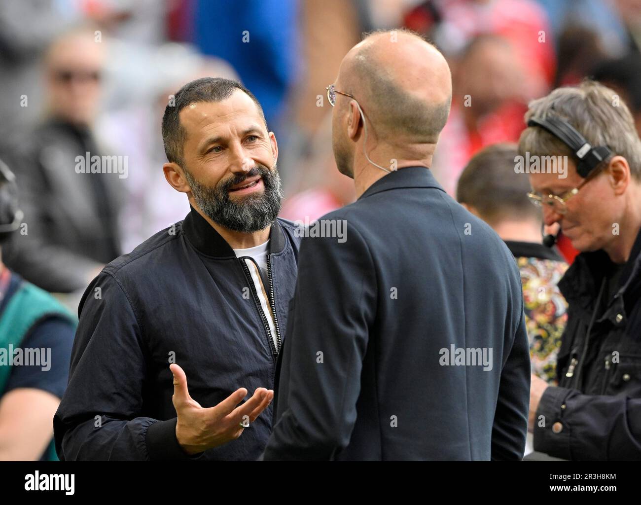 Sportdirektor Hasan Salihamidzic FC Bayern München FCB in Konversationsgespräch mit SKY-Moderator Patrick Wasserziehr, Gesture, Allianz Arena Stockfoto