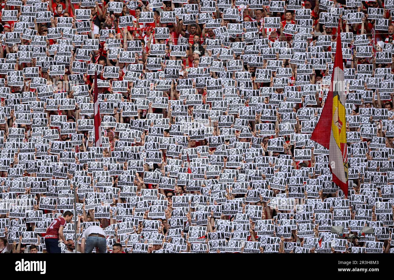 Choreographie, Fans halten Schilder auf, die KOAN-VERKAUF gegen DFL Investor, Allianz Arena, München, Bayern, Deutschland, anzeigen Stockfoto