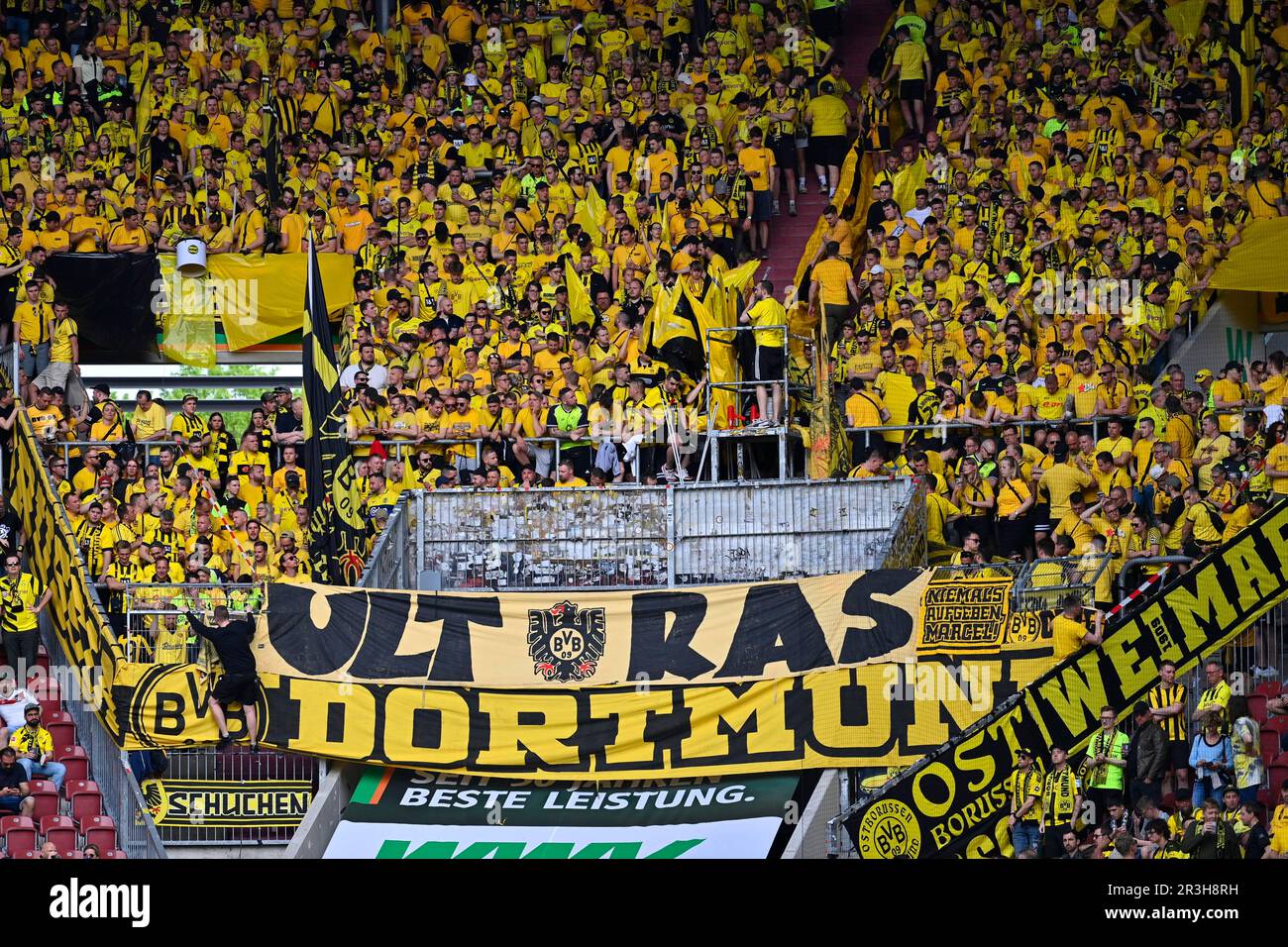 Fanblock Borussia Dortmund 09 BVB, Flaggen, Fans, atmosphärisch, Ultras, WWK Arena, Augsburg, Bayern, Deutschland Stockfoto