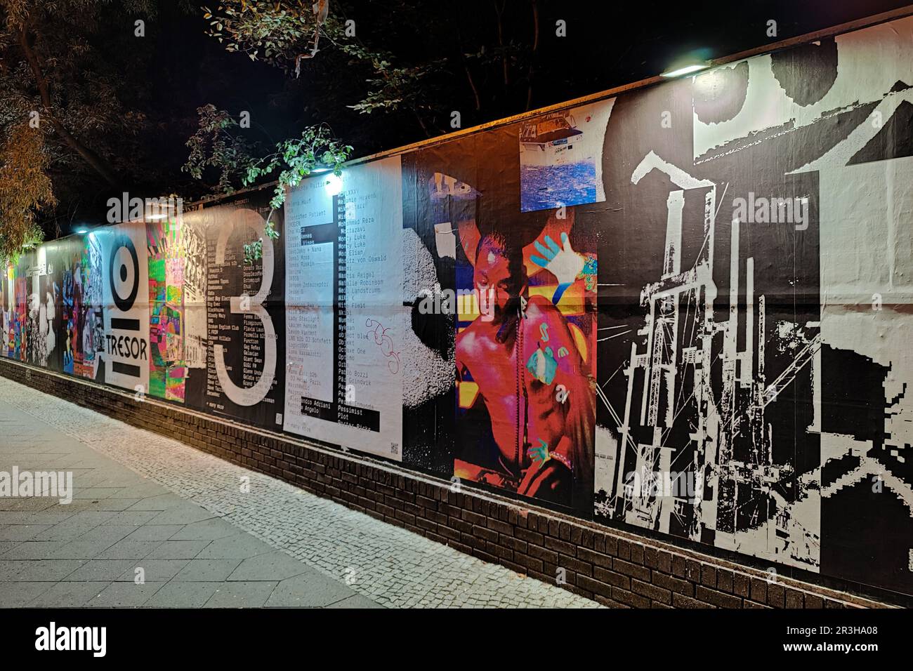 Beleuchtete Wand im Tresor Techno Club bei Nacht, Koepenicker Straße, Berlin, Deutschland, Europa Stockfoto