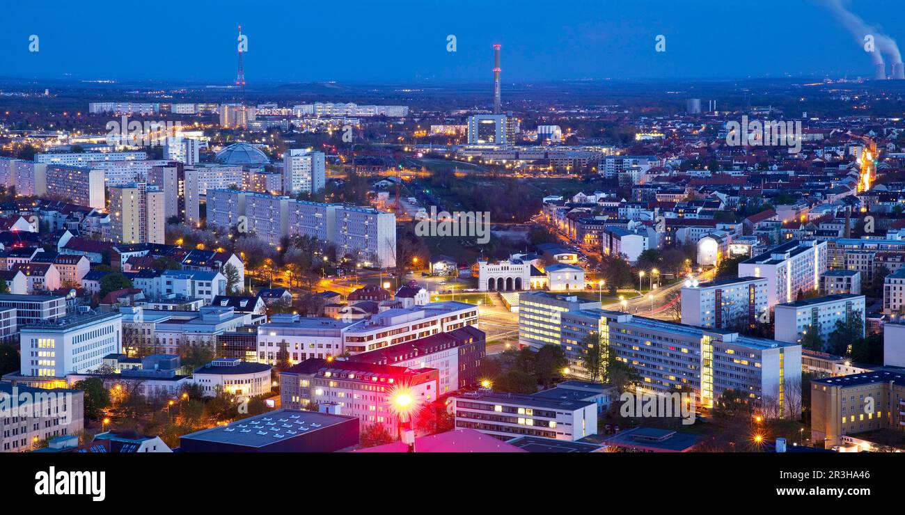 Stadtpanorama, Blick vom Wolkenkratzer mit Hindernisfeuer, Leipzig, Sachsen, Deutschland Stockfoto