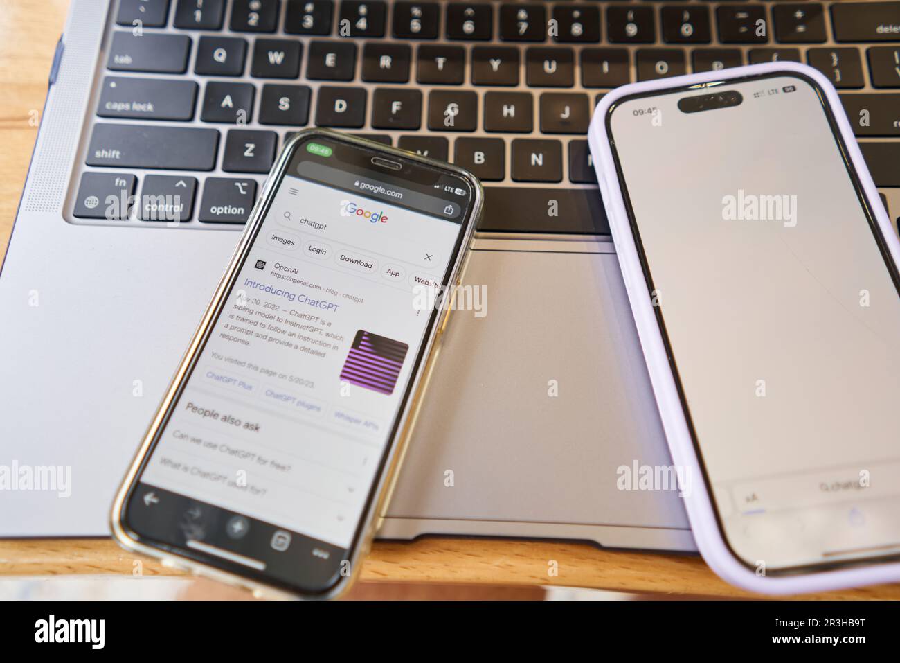Spanien, Barcelona – März 20 2023: Anfrage für Google „Chat GPT“. ChatGPT-Chat bot-Bildschirm auf Smartphone- und Laptop-Display mit Chat-GPT-Anmeldung Stockfoto