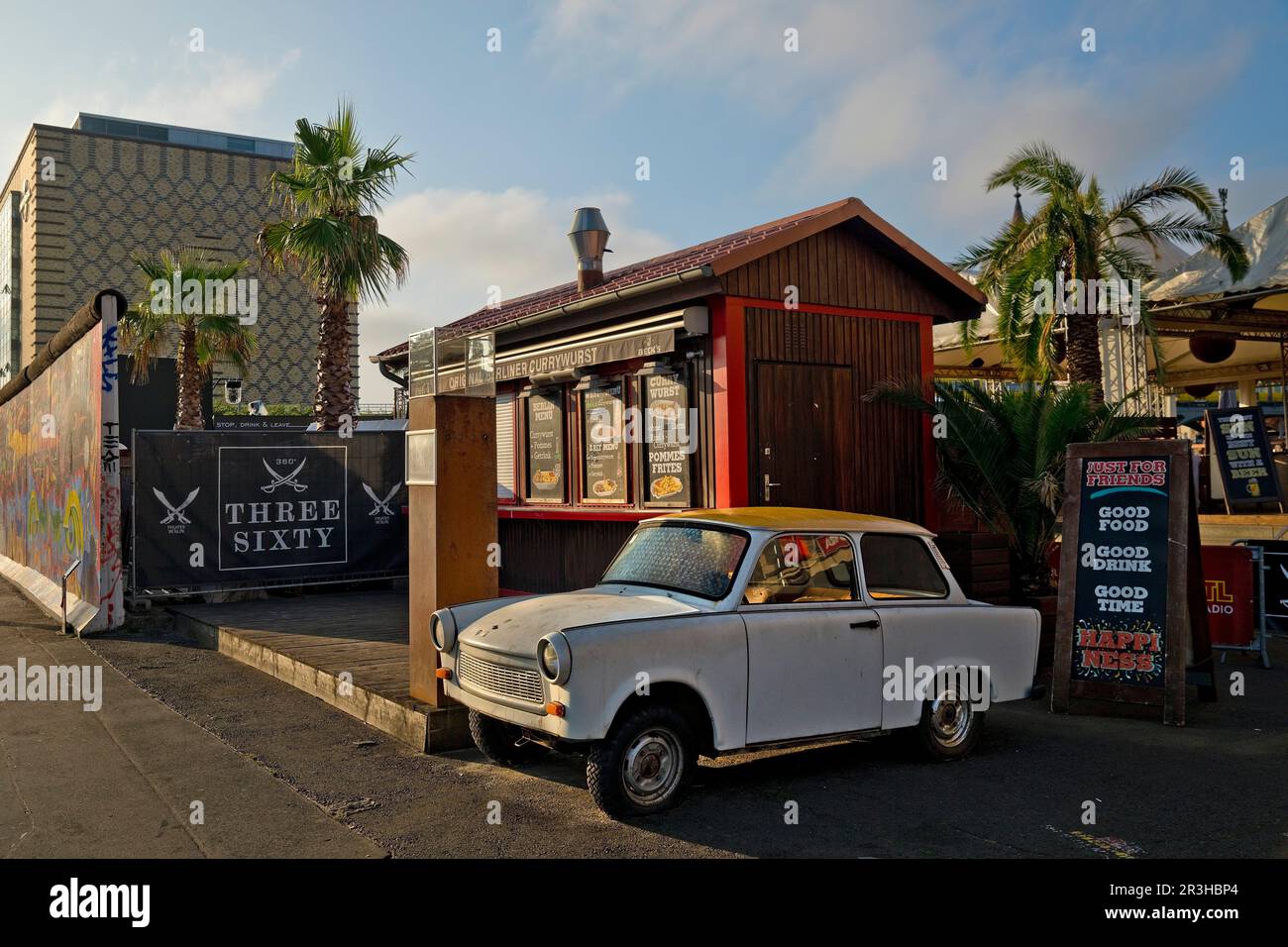 Trabi in einer Snackbar mit Palmen im Eierkuehlhaus, East Side Gallery, Berlin, Deutschland Europa Stockfoto