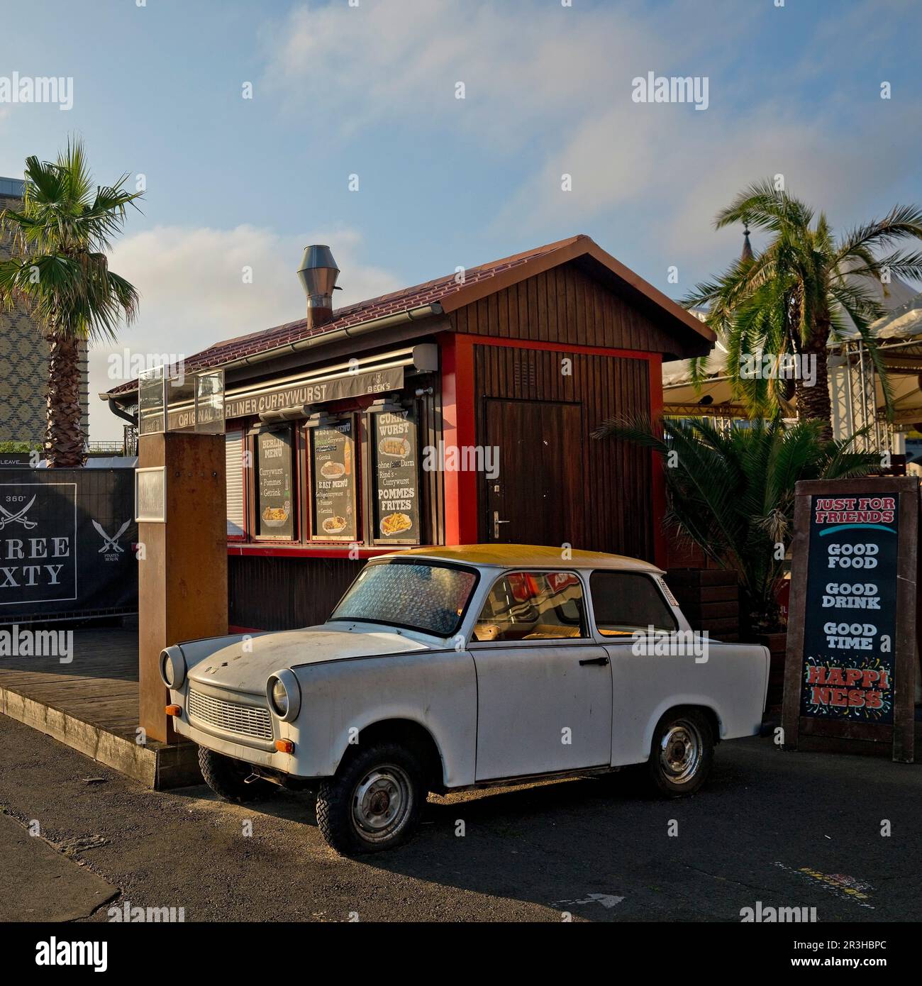 Trabi in einer Snackbar mit Palmen im Eierkuehlhaus, East Side Gallery, Berlin, Deutschland Europa Stockfoto