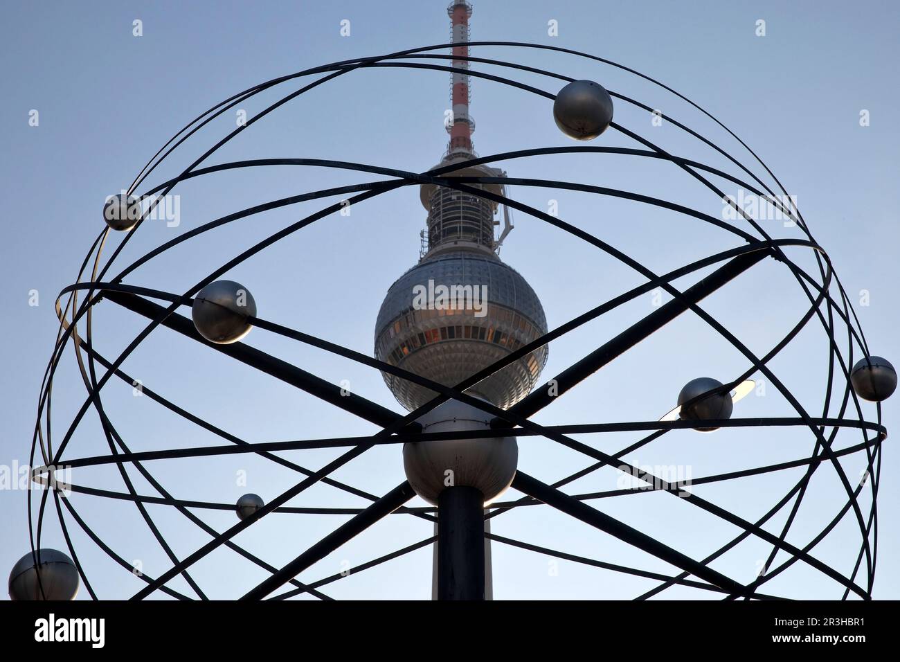 Planetenmodell der Uranischen Weltzeituhr mit Fernsehturm, Alexanderplatz, Berlin, Deutschland, Europa Stockfoto