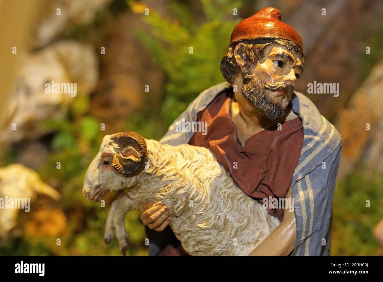 Krippenfigur, Hirte mit Schafen Stockfoto
