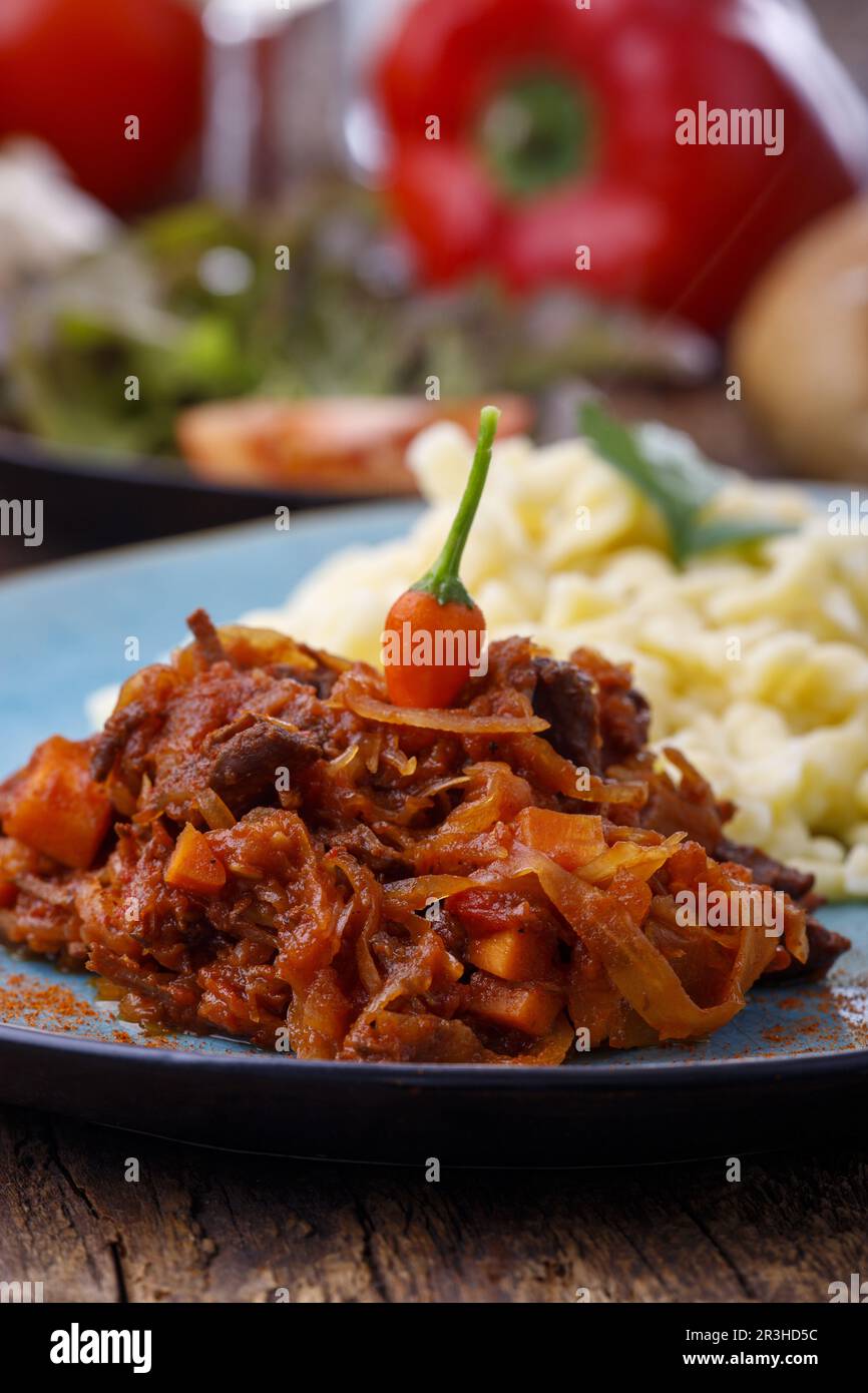 Szeged Gulasch auf dunklem Holz Stockfoto