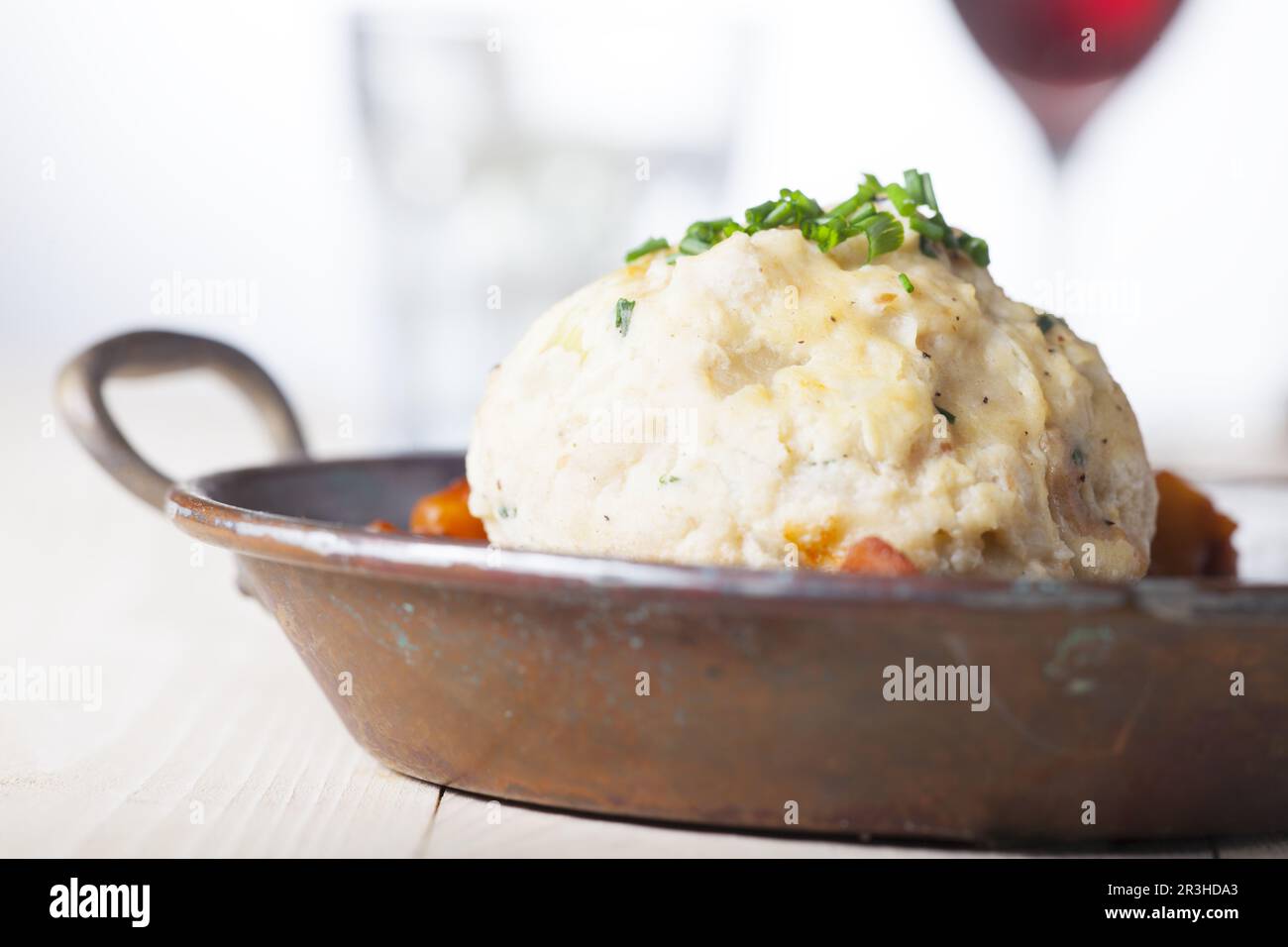 Ungarisches Gulasch im Topf Stockfoto