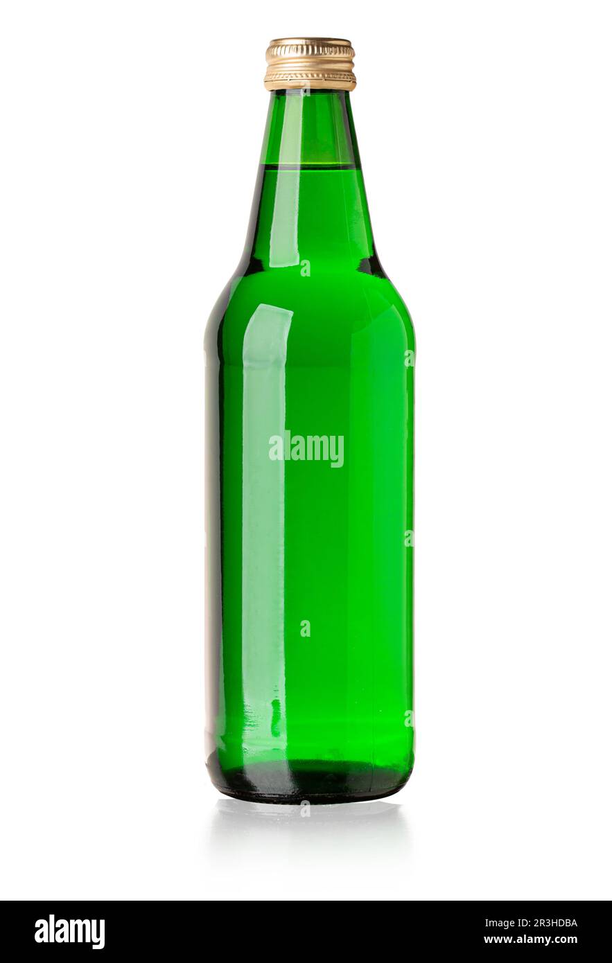 Sodawasser in grüner Glasflasche. Isoliert auf weiß mit Beschneidungspfad Stockfoto