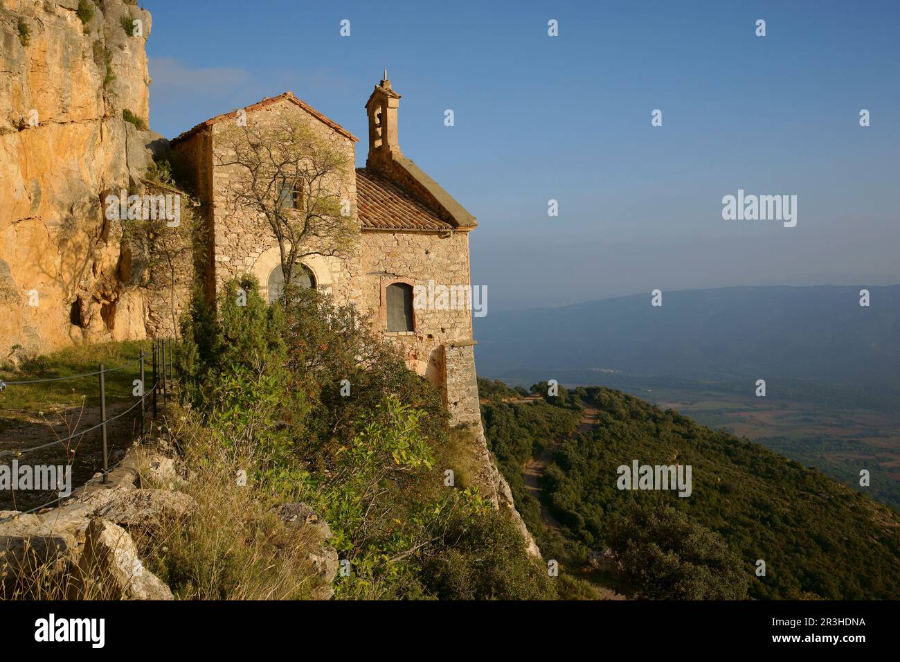 Ermita de origen románico de la Mare de Déu de la Pedra. valle de Àger
