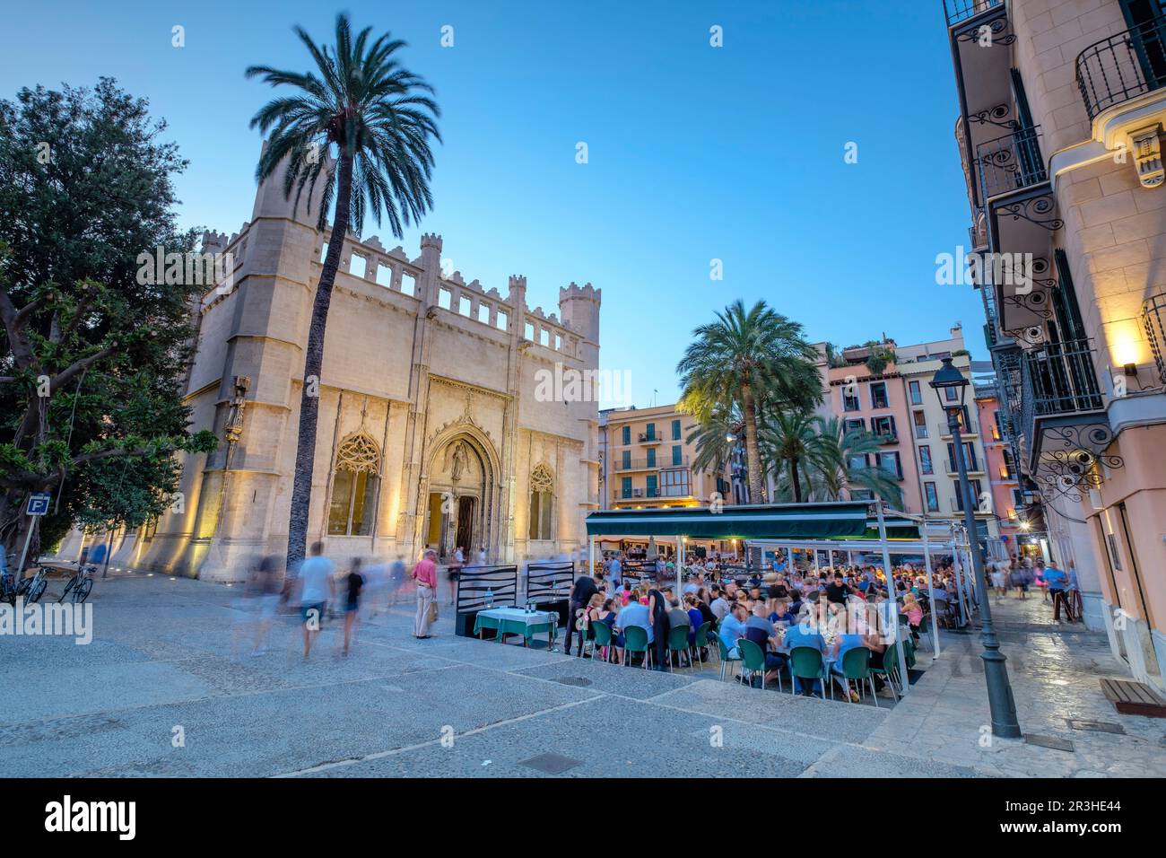 La Llotja, Frente Terrazas de Restaurante La Lonja, edificio Del Siglo XV, PalmaMallorca, Balearen, Spanien. Stockfoto