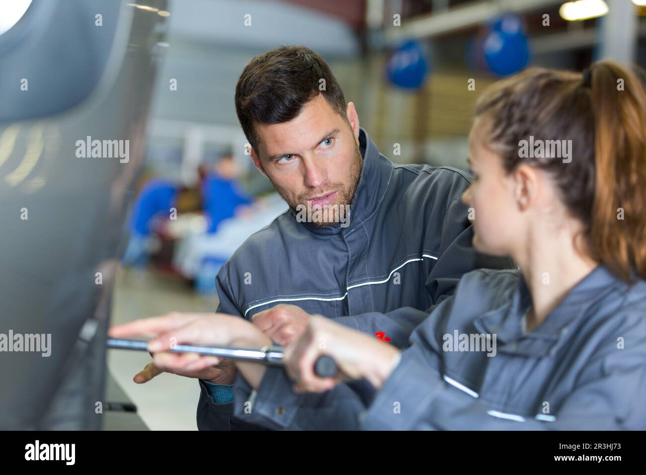 Ingenieurinnen und Techniker, die Flugzeuge reparieren Stockfoto