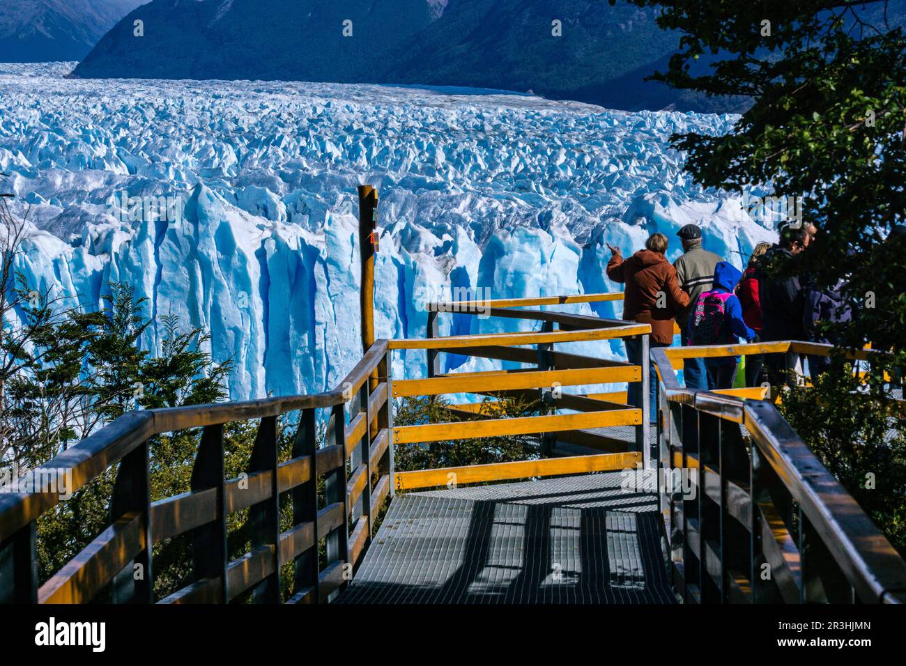 turistas en el Primer Balcon, Glaciar Perito Moreno , Parque Nacional Los Glaciares, departamento Lago Argentino, Provincia de Santa Cruz, Republika Argentinien, Patagonien, cono sur, Südamerika. Stockfoto