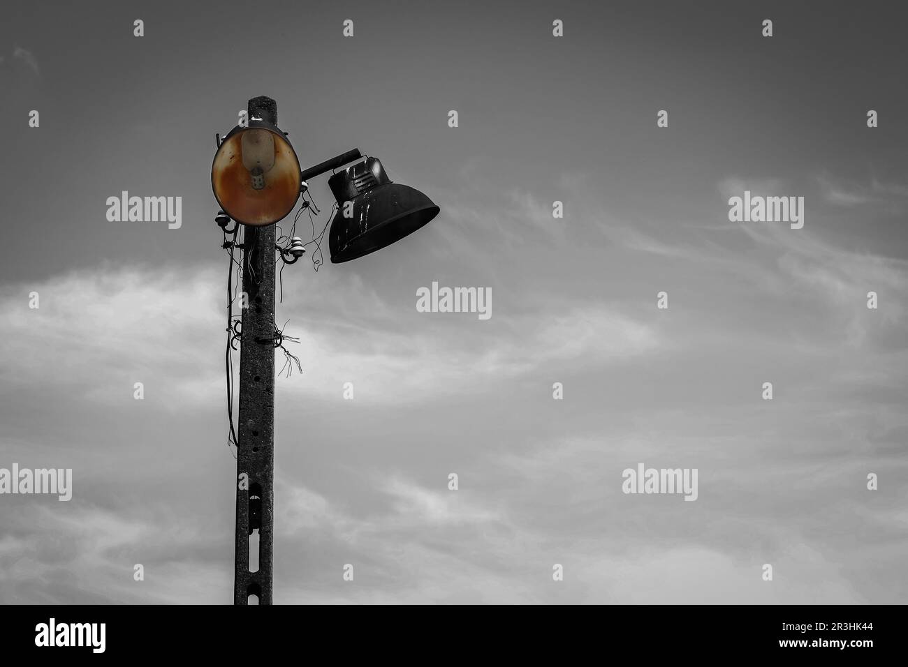 Alte Laterne auf Betonpfosten Stockfoto