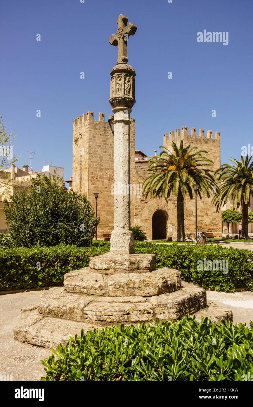 Puerta de Xara, - Puerta del Moll-, plaza Carles V, muralla Mittelalterliche, siglo XIV, Alcudia, Mallorca, Balearen, Spanien. Stockfoto