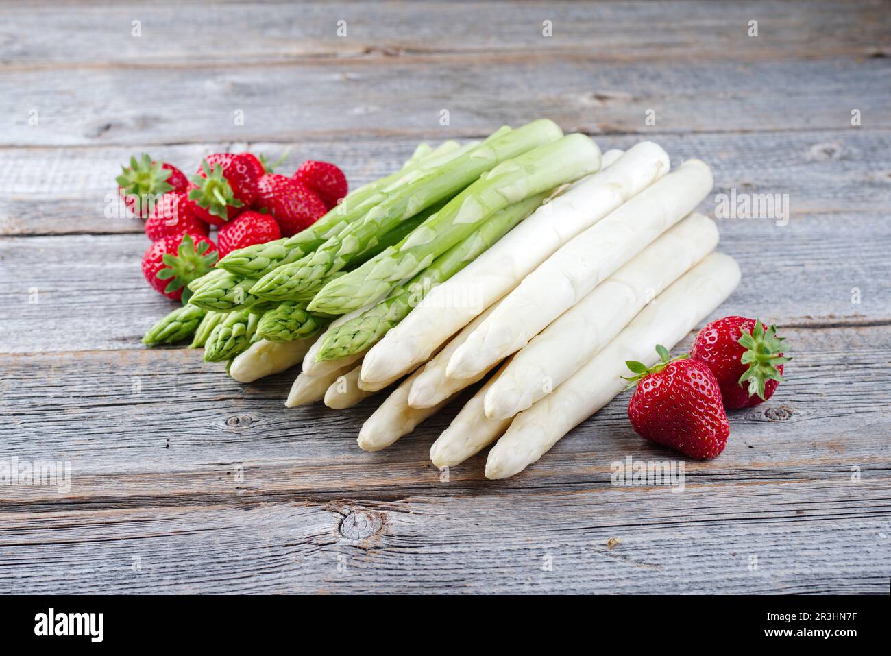 Reife rote Erdbeeren und Spargel aus biologischem Anbau werden aus der ...