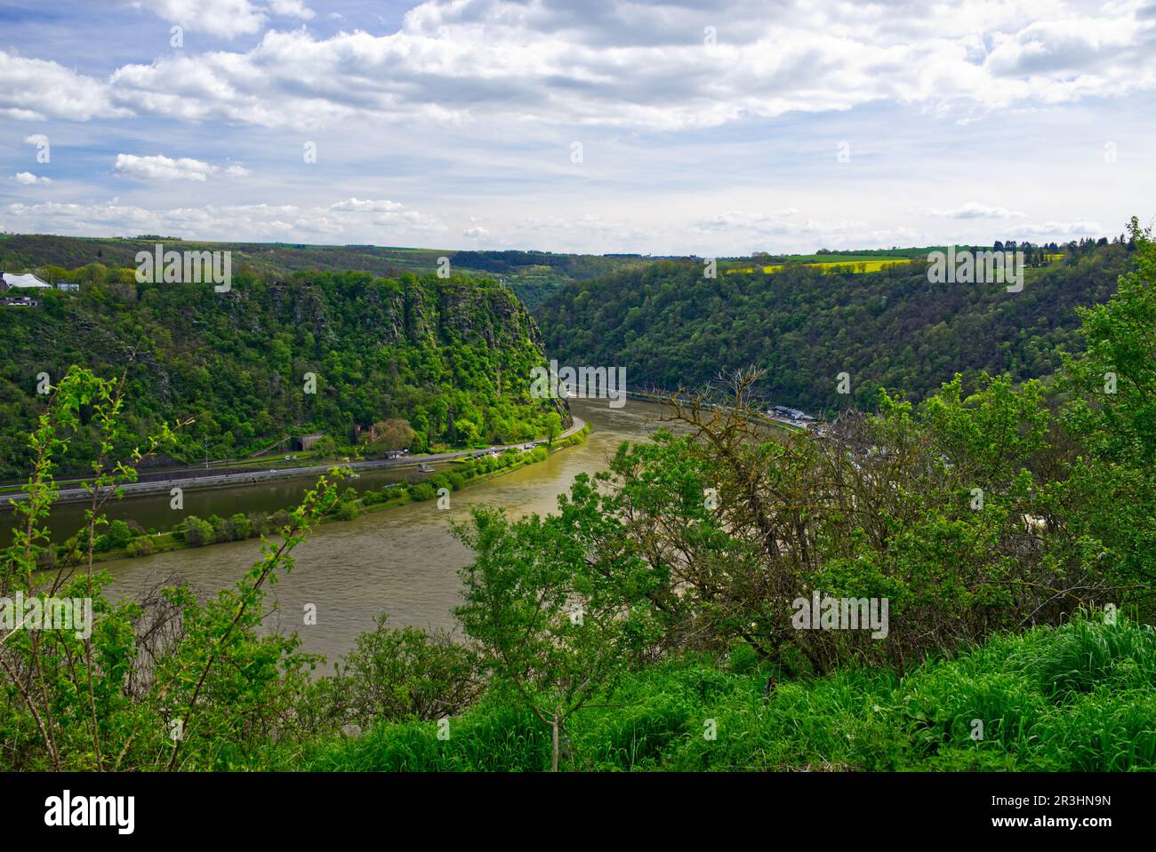 Panoramablick auf den legendären Loreley-Felsen und das obere Mittelrheintal in Sankt Goarshausen, Rheinland-Pfalz, Deutschland Stockfoto