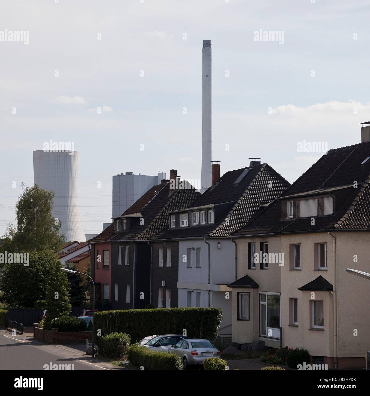 Wohnhäuser vor dem Kraftwerk Herne Steag, Recklinghausen, Deutschland, Europa Stockfoto