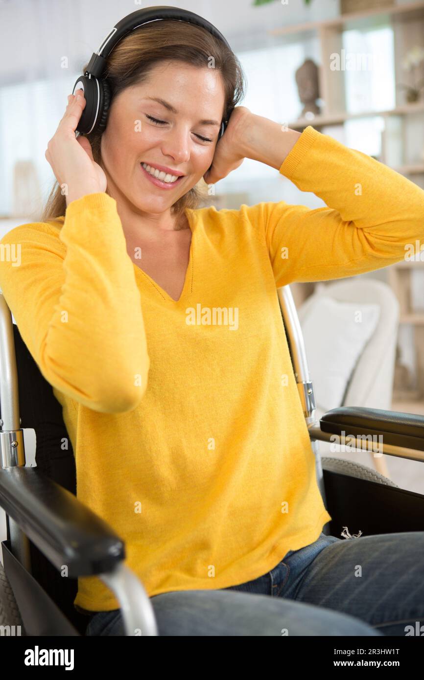Eine charmante, behinderte Frau mit Kopfhörern Stockfoto