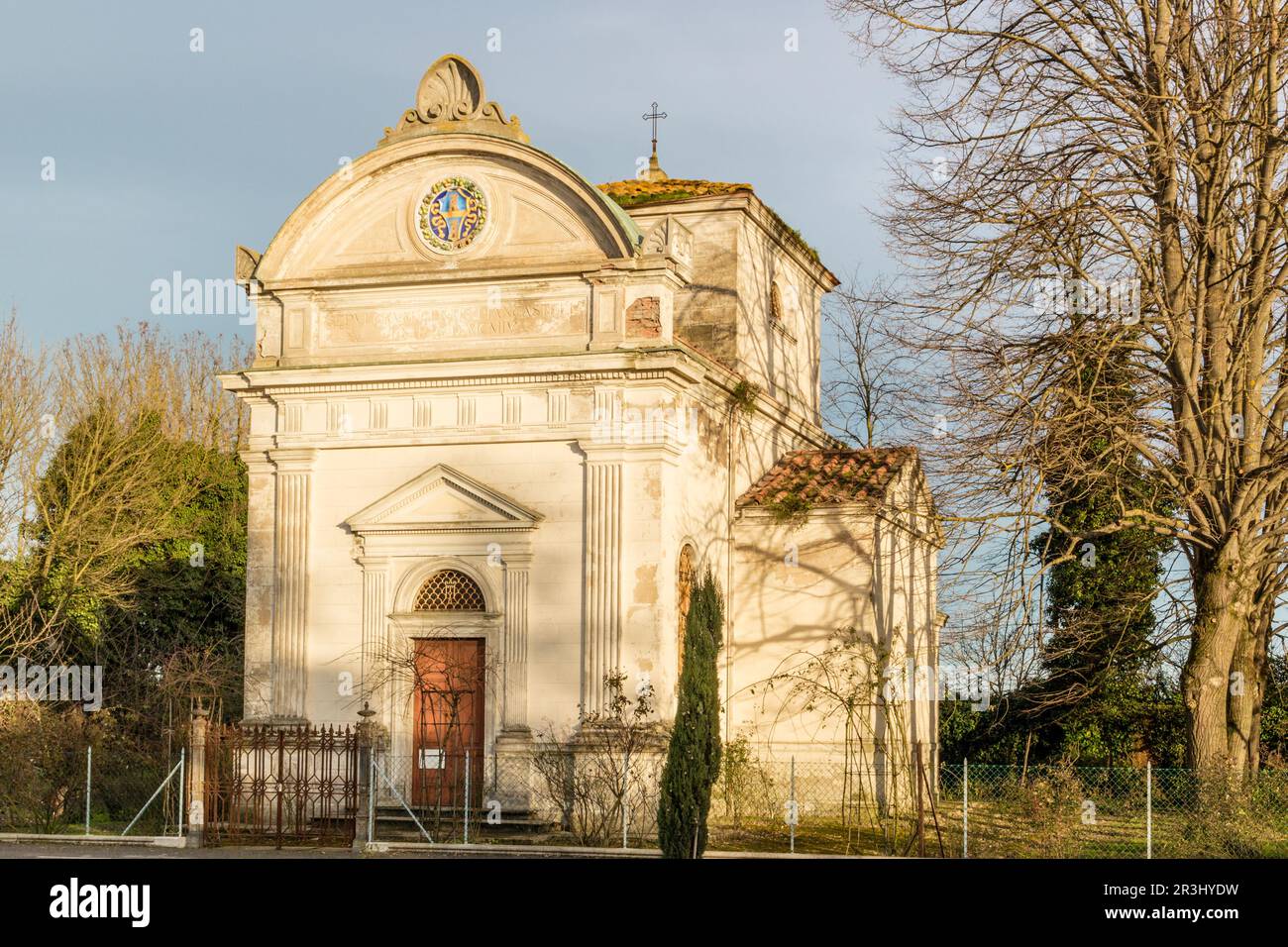 Fassade der italienischen Kirche aus dem 17. Jahrhundert Stockfoto