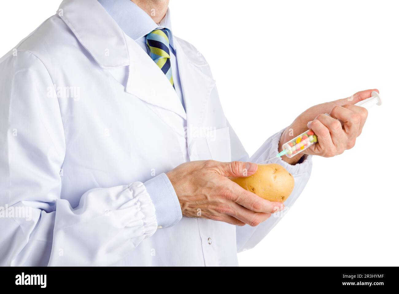 Mann in medizinischem weißem Kittel macht eine Spritze für Kartoffel Stockfoto