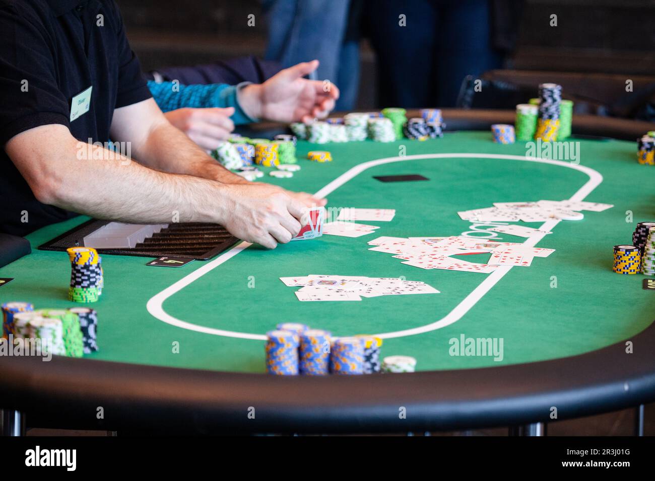 pokeraktion-bei-einem-nordischen-live-poker-turnier-in-mariehamn-land-finnland-juni-2012-2r3j01g.jpg