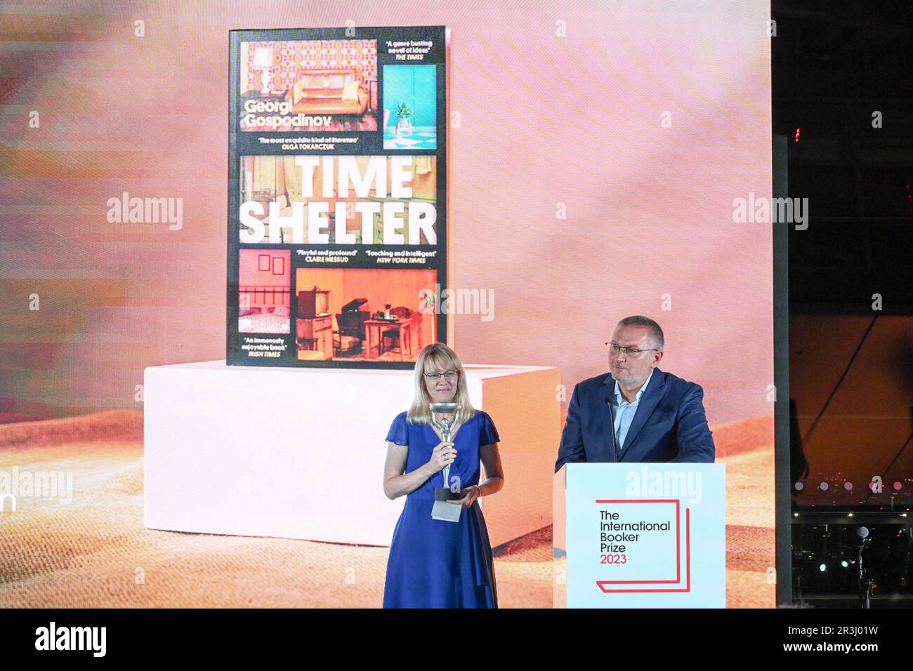 London, Großbritannien. 23. Mai 2023. Die Gewinnerin Georgi Gospodinov ist eine bulgarische Schriftstellerin - Time Shelter und Übersetzerin Angela Rodel vom Internationalen Buchpreis 2023 im Sky Garden, London, Großbritannien. Kredit: Siehe Li/Picture Capital/Alamy Live News Stockfoto