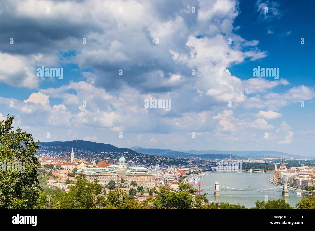 Die Donau fließt durch Budapest Stockfoto