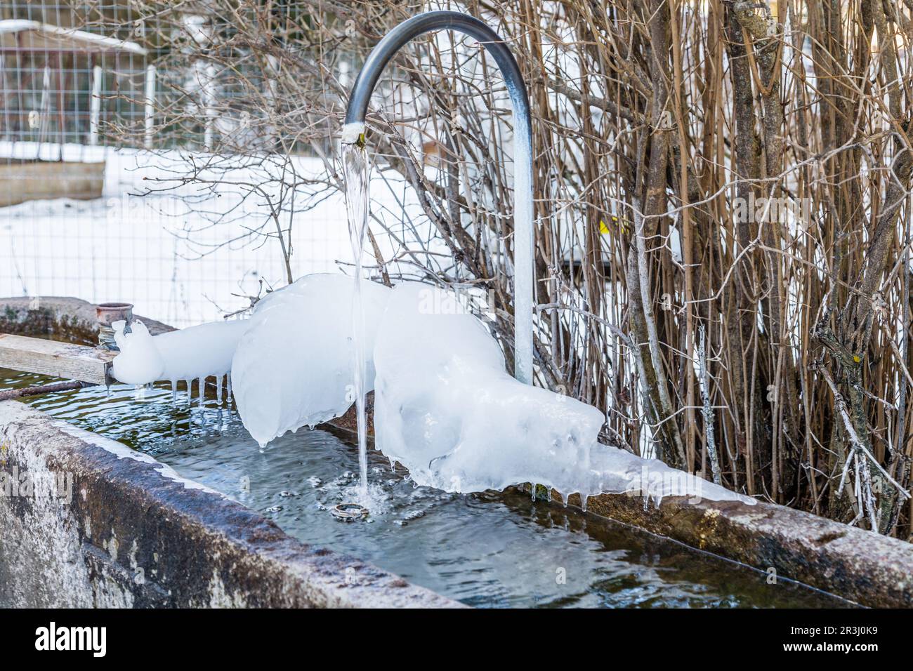 Gefrorener Brunnen in den hohen Bergen Stockfoto