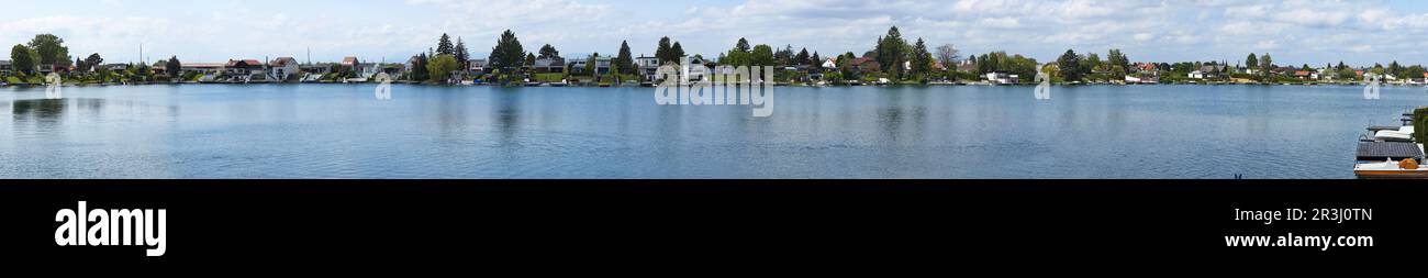 Panoramablick auf den Bauernsee in Neufeld an der Leitha, Burgenland, Österreich, Europa Stockfoto