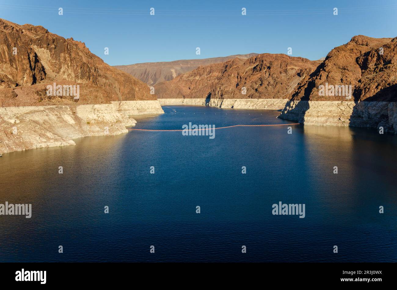 Wasserlinie und blaues Wasser am Hoover Dam Stockfoto