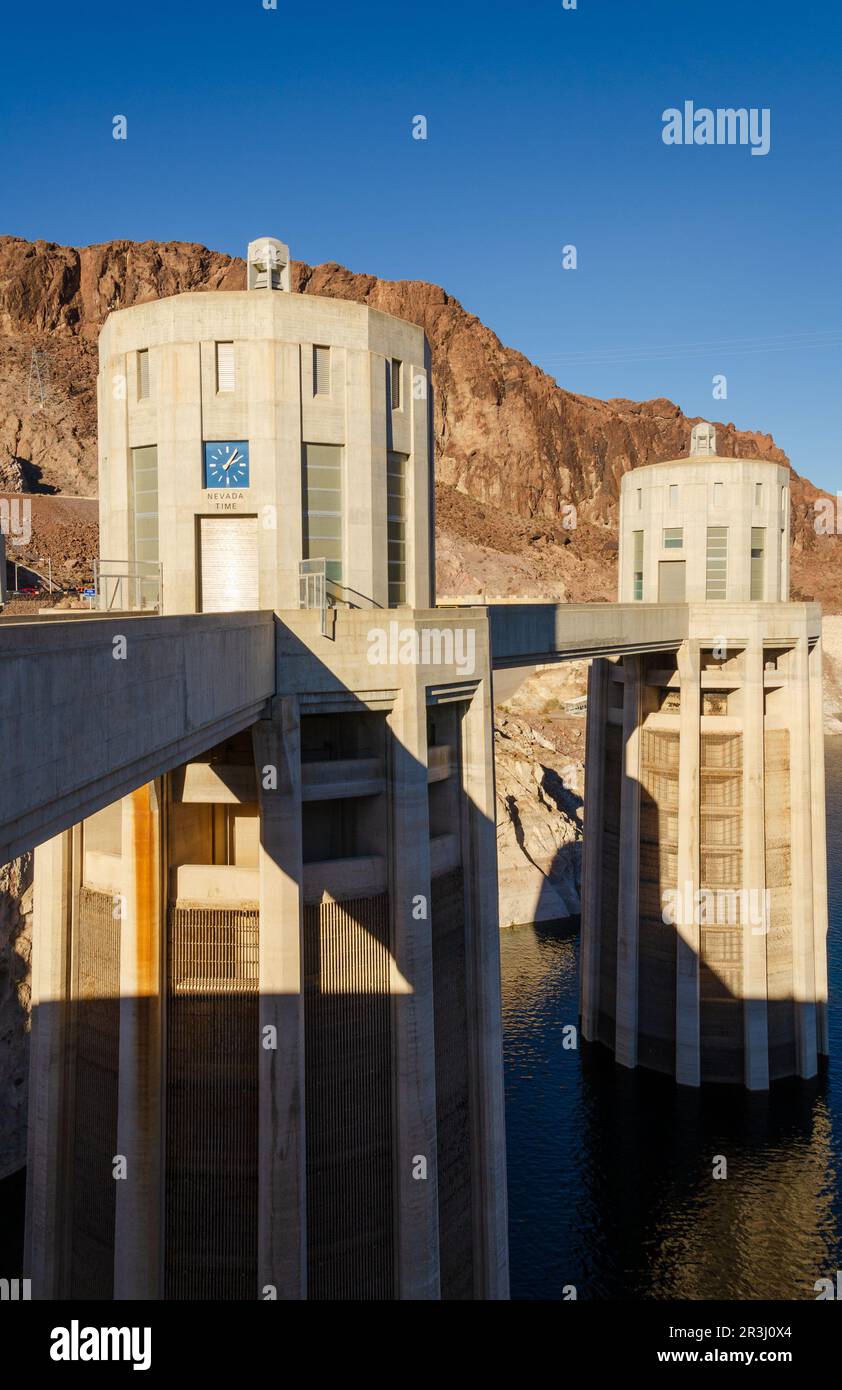 Hoover Dam Türme mit Wanderbrücken Stockfoto