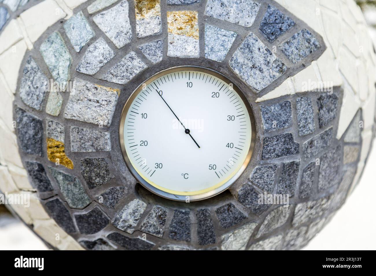 Unter Null Celsius gemäß analogem Thermometer Stockfoto