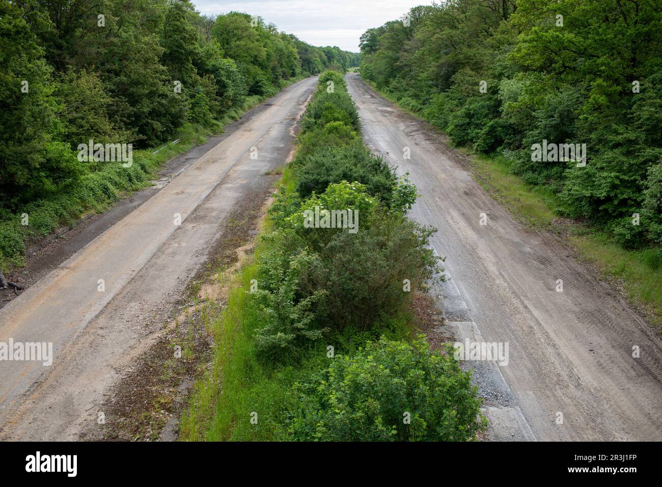 Verlassene Autobahn in der Nähe des Hambachwaldes, in der Nähe eines Braunkohlebergwerks. Ein Symbol für Umweltauswirkungen und Industrialisierung in einem deso Stockfoto